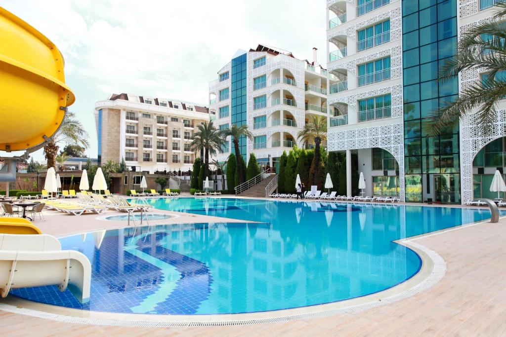 OUTDOOR POOL-GRAND RING HOTEL